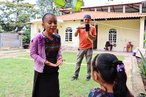Guatemala _ 20250629 _ ÒLas Chapincitas AventurerasÓ conquistan las redes sociales
Alejado del bullicio de la ciudad, en el tranquilo casero Patzaj, aldea Palo Blanco, florece una historia que ha conquistado las redes sociales con ternura, creatividad y mucho ingenio. Se trata de ÒLas Chapincitas AventurerasÓ, un proyecto familiar protagonizado por dos talentosas nias y su ingenioso padre.
Aldea Palo Blanco