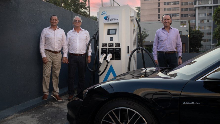 Porsche-Center-Guatemala-instala-el-primer-supercargador-para-vehiculos-electricos-en-Guatemala